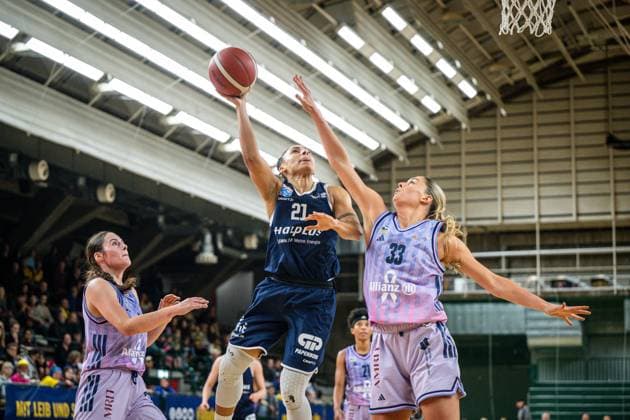 Basketball Berlin 25.10.2025 Saison 2025 2026 Toyota DBBL 1. Bundesliga Frauen, Damen Alba Berlin - SYNTAINICS MBC Rachel Arthur (MBC, No.21) Emily Kiser (Alba, No.33)