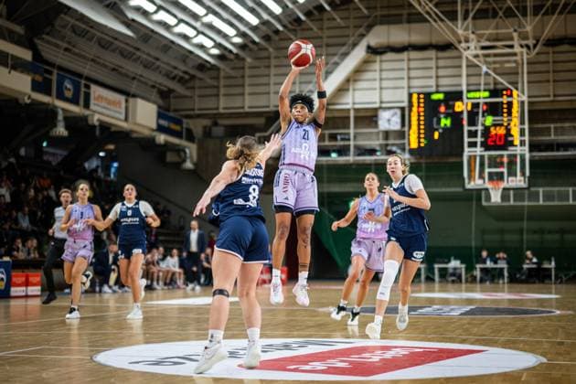 Basketball Berlin 25.10.2025 Saison 2025 2026 Toyota DBBL 1. Bundesliga Frauen, Damen Alba Berlin - SYNTAINICS MBC Deeshyra Thomas (Alba, No.21) Anna Suckstorff (MBC, No.08)