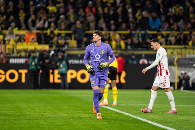 GER, 1. FBL, Borussia Dortmund vs 1.FC Köln 25.10.2025, Signal Iduna Park, Dortmund, GER, 1. FBL, Borussia Dortmund vs 1.FC Köln im Bild: Gregor Kobel (Borussia Dortmund, 1)
