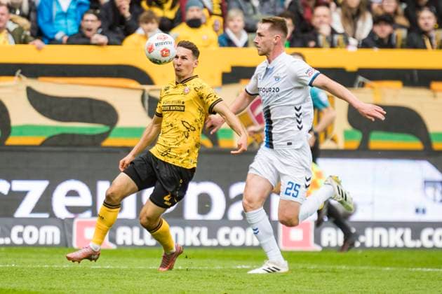 25.10.2025, xomx, Fussball 2.Bundesliga, Dynamo Dresden - SC Paderborn 07 v.l. Konrad Faber (Dynamo Dresden) am Ball mit einer guten Chance im Zweikampf mit Tjark Scheller (SC Paderborn 07) (DFL DFB REGULATIONS PROHIBIT ANY USE OF PHOTOGRAPHS as IMAGE SEQUENCES and or QUASI-VIDEO) Dresden
