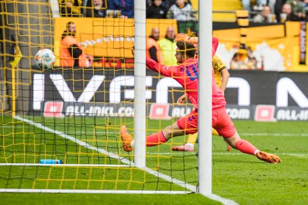 25.10.2025, xomx, Fussball 2.Bundesliga, Dynamo Dresden - SC Paderborn 07 v.l. Der Ball von Konrad Faber (Dynamo Dresden) geht knapp am Kasten von Dennis Seimen (SC Paderborn 07) vorbei (DFL DFB REGULATIONS PROHIBIT ANY USE OF PHOTOGRAPHS as IMAGE SEQUENCES and or QUASI-VIDEO) Dresden