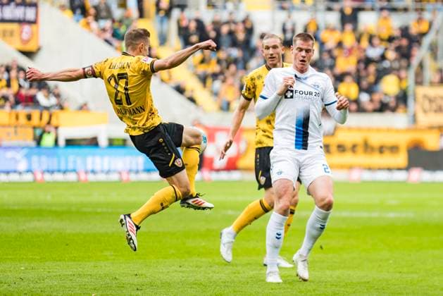 25.10.2025, xomx, Fussball 2.Bundesliga, Dynamo Dresden - SC Paderborn 07 v.l. Niklas Hauptmann (Dynamo Dresden) und Steffen Tigges (SC Paderborn 07) im Zweikampf am Ball. (DFL DFB REGULATIONS PROHIBIT ANY USE OF PHOTOGRAPHS as IMAGE SEQUENCES and or QUASI-VIDEO) Dresden