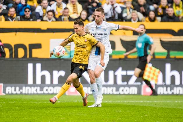 25.10.2025, xomx, Fussball 2.Bundesliga, Dynamo Dresden - SC Paderborn 07 v.l. Konrad Faber (Dynamo Dresden) am Ball mit einer guten Chance im Zweikampf mit Tjark Scheller (SC Paderborn 07) (DFL DFB REGULATIONS PROHIBIT ANY USE OF PHOTOGRAPHS as IMAGE SEQUENCES and or QUASI-VIDEO) Dresden