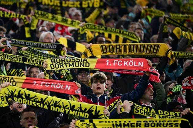 Fan mit Schal Dortmund-Köln, Borussia Dortmund vs. 1.FC Koeln, Fussball, 1. Bundesliga, 08. Spieltag, 25.10.2025 DFB regulations prohibit any use of photographs as image sequences and or quasi-video Dortmund Nordrhein-Westfalen Deutschland