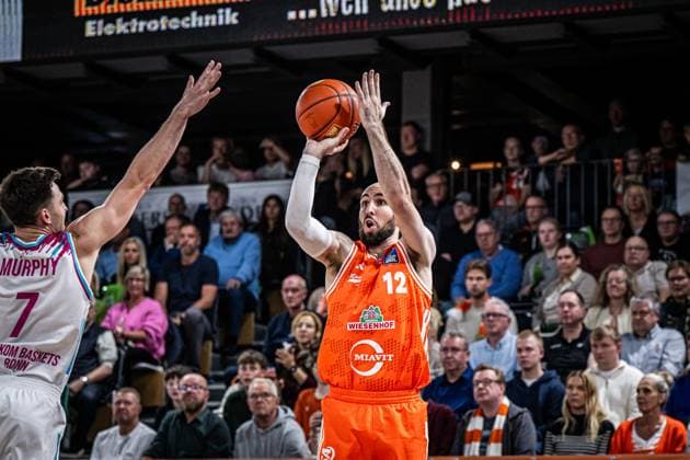 1. Basketball Bundesliga, easyCredit BBL, Saison 2025 2026, Herren, Hauptrunde, 5. Spieltag, 25.10.2025, RASTA Vechta - Telekom Baskets Bonn Tommy Kuhse ( 12 - RASTA Vechta) beim Jumpshot Vechta RASTA Dome Niedersachsen Deutschland