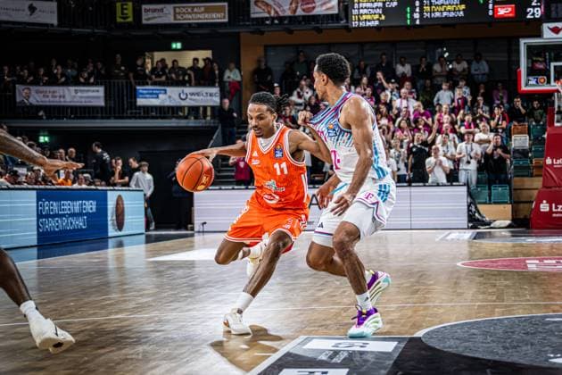 1. Basketball Bundesliga, easyCredit BBL, Saison 2025 2026, Herren, Hauptrunde, 5. Spieltag, 25.10.2025, RASTA Vechta - Telekom Baskets Bonn Alonzo Verge ( 11 - RASTA Vechta) in Aktion Vechta RASTA Dome Niedersachsen Deutschland