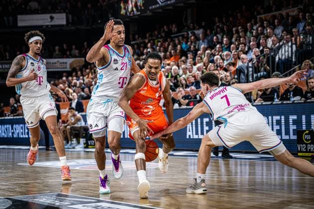 1. Basketball Bundesliga, easyCredit BBL, Saison 2025 2026, Herren, Hauptrunde, 5. Spieltag, 25.10.2025, RASTA Vechta - Telekom Baskets Bonn Alonzo Verge ( 11 - RASTA Vechta) in Aktion Vechta RASTA Dome Niedersachsen Deutschland