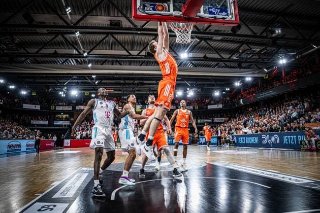 1. Basketball Bundesliga, easyCredit BBL, Saison 2025 2026, Herren, Hauptrunde, 5. Spieltag, 25.10.2025, RASTA Vechta - Telekom Baskets Bonn Linus Trettin ( 15 - RASTA Vechta) beim Dunk Vechta RASTA Dome Niedersachsen Deutschland