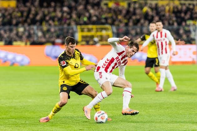 1. Fussball Bundesliga: Borussia Dortmund vs. 1. FC Koeln, 25.10.2025 DORTMUND, GERMANY - OCTOBER 25: Jakub Kaminski (1. FC Koeln, 16) defends the ball against Pascal Gross (Groß, Borussia Dortmund, 13) during the Bundesliga match between Borussia Dortmund vs. 1. FC Koeln at Signal Iduna Park on matchday 8 of the 1. Fussball Bundesliga on October 25, 2025 in Dortmund, Germany. Copyright: xBEAUTIFULxSPORTS Wunderlx