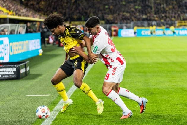 1. Fussball Bundesliga: Borussia Dortmund vs. 1. FC Koeln, 25.10.2025 DORTMUND, GERMANY - OCTOBER 25: Karim Adeyemi (Borussia Dortmund, 27) defends the ball against Cenk Oezkacar (Özkacar, Ozkacar, 1. FC Koeln, 39) during the Bundesliga match between Borussia Dortmund vs. 1. FC Koeln at Signal Iduna Park on matchday 8 of the 1. Fussball Bundesliga on October 25, 2025 in Dortmund, Germany. Copyright: xBEAUTIFULxSPORTS Wunderlx