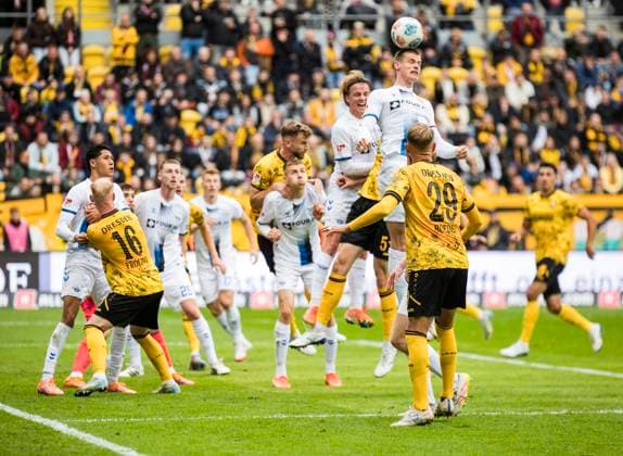 25.10.2025, xomx, Fussball 2.Bundesliga, Dynamo Dresden - SC Paderborn 07 v.l. Viel los im Strafraum der Gaeste. (DFL DFB REGULATIONS PROHIBIT ANY USE OF PHOTOGRAPHS as IMAGE SEQUENCES and or QUASI-VIDEO) Dresden