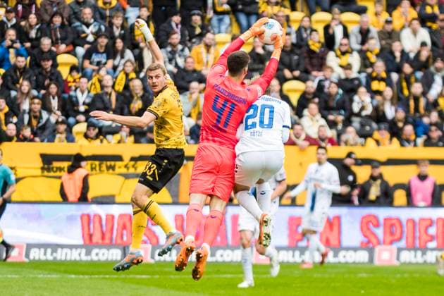 25.10.2025, xomx, Fussball 2.Bundesliga, Dynamo Dresden - SC Paderborn 07 v.l. Dennis Seimen (SC Paderborn 07) hat den Ball fest im Griff. Christoph Daferner (Dynamo Dresden), Felix Götze (SC Paderborn 07) (DFL DFB REGULATIONS PROHIBIT ANY USE OF PHOTOGRAPHS as IMAGE SEQUENCES and or QUASI-VIDEO) Dresden