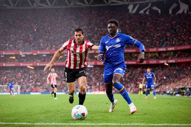 October 25, 2025, Bilbao, Vizcaya, SPAIN: Dani Vivian of Athletic Club competes for the ball with Coba da Costa of Getafe CF during the LaLiga EA Sports match between Athletic Club and Getafe CF at San Mames on October 25, 2025, in Bilbao, Spain. Bilbao SPAIN - ZUMAa181 20251025_zaa_a181_157 Copyright: xRicardoxLarreinax