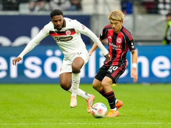 Oladapo Afolayan (FC St. Pauli, 17) zweikampf Ritsu Doan (Eintracht Frankfurt, 20) GER, Eintracht Frankfurt vs FC St. Pauli, Fussball, 1. Bundesliga, 8. Spieltag, Saison 2025 2026, 25.10.2025 DFL REGULATIONS PROHIBIT ANY USE OF PHOTOGRAPHS AS IMAGE SEQUENCES AND OR QUASI-VIDEO GER, Eintracht Frankfurt vs FC St. Pauli, Fussball, 1. Bundesliga, 8. Spieltag, Saison 2025 2026, 25.10.2025 Frankfurt Copyright: xEibner-Pressefoto ScottxColemanx EP_SCN