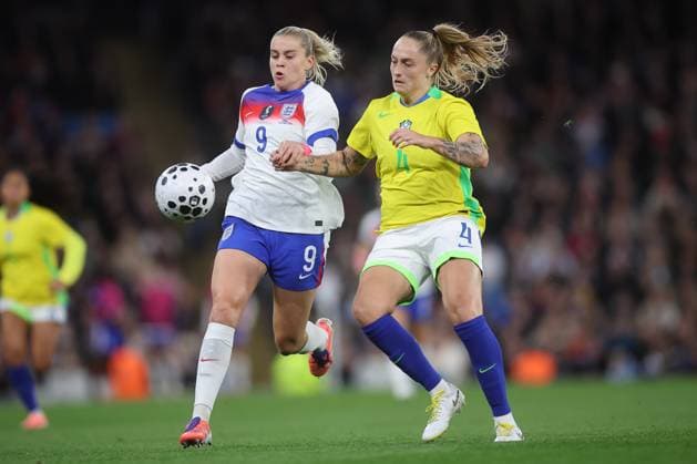 England v Brazil 25 October 2025, Manchester - Women™s International Friendly, Länderspiel, Nationalmannschaft - England v Brazil. Alessia Russo of England and Isa Haas of Brazil (photo by Daniel Chesterton) Manchester UK Copyright: xDanielxChestertonxOffside
