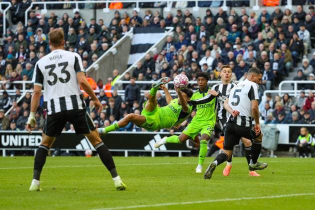 Newcastle United v Fulham, Premier League Raul JimÃ nez Of Fulham tries a bicycle kick during the Newcastle United v Fulham Premier League match at St. James Park, Newcastle Upon Tyne, England on 25 October 2025 Credit: Lee Keuneke Every Second Media Editorial use only. All images are copyright Every Second Media Limited. No images may be reproduced without prior permission. All rights reserved. Premier League and Football League images are subject to licensing agreements with Football DataCo Limited. see https: www.football-dataco.com Copyright: xIMAGO EveryxSecondxMediax ESM-1639-0112 LeexKeunekex xEveryxSecondxMediax