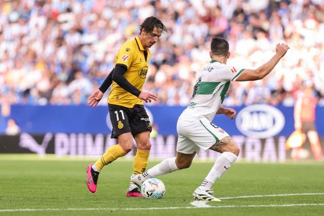 October 25, 2025, Cornella, Barcelona, SPAIN: Pere Milla of RCD Espanyol and Pedro Bigas of Elche CF in action during the Spanish league, La Liga EA Sports, football match played between RCD Espanyol and Elche CF at RCDE Stadium on October 25, 2025 in Cornella, Barcelona, Spain. Cornella SPAIN - ZUMAa181 20251025_zaa_a181_168 Copyright: xJavierxBorregox