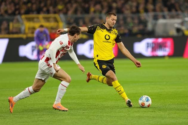 Zweikampf zwischen Waldemar Anton (Borussia Dortmund, 3) und Jakub Kaminski (1.FC Koeln, 16) GER, Borussia Dortmund gegen 1.FC Koeln, Fussball, 1.Liga, 8.Spieltag, Spielzeit 2025 2026, 25.10.2025 DFL REGULATIONS PROHIBIT ANY USE OF PHOTOGRAPHS AS IMAGE SEQUENCES AND OR QUASI-VIDEO GER, Borussia Dortmund gegen 1.FC Koeln, Fussball, 1.Liga, 8.Spieltag, Spielzeit 2025 2026, 25.10.2025 Dortmund Copyright: xEibner-Pressefoto FrankxZeisingx EP_FZG