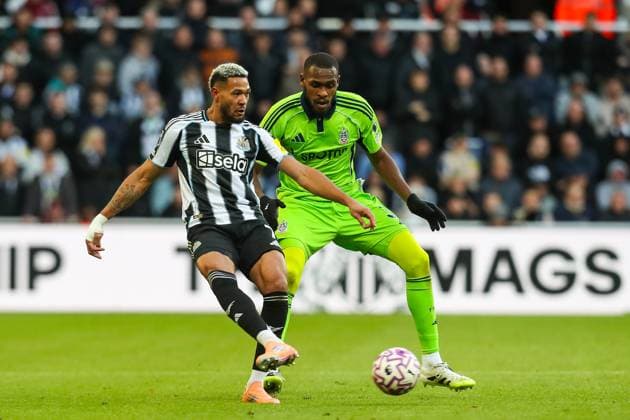 Newcastle United v Fulham, Premier League Joelinton Of Newcastle United battles with Issa Diop Of Fulham during the Newcastle United v Fulham Premier League match at St. James Park, Newcastle Upon Tyne, England on 25 October 2025 Credit: Lee Keuneke Every Second Media Editorial use only. All images are copyright Every Second Media Limited. No images may be reproduced without prior permission. All rights reserved. Premier League and Football League images are subject to licensing agreements with Football DataCo Limited. see https: www.football-dataco.com Copyright: xIMAGO EveryxSecondxMediax ESM-1639-0124 LeexKeunekex xEveryxSecondxMediax