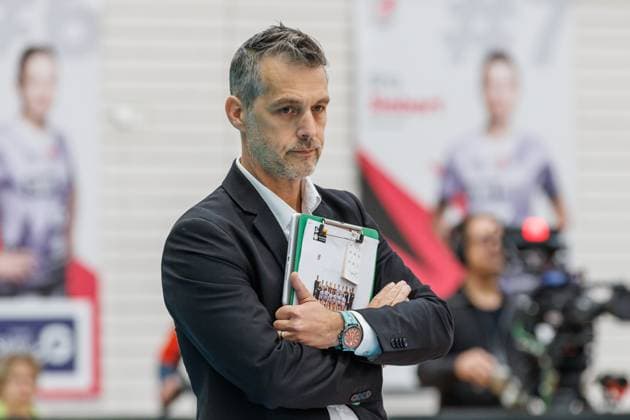 Laszlo Hollosy (Suhl, Trainer), 25.10.2025, Erfurt (Deutschland), Volleyball, 1. Bundesliga Frauen, Schwarz-Weiss Erfurt - VfB 91 Suhl Lotto Thüringen