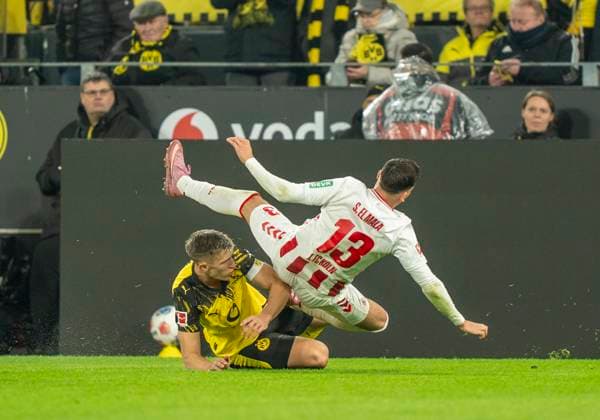 Zweikampf zwischen: Said El Mala (1. FC Koeln, 13) und Nico SCHLOTTERBECK (Borussia Dortmund, 4) 25.10.2025, Fussball, 1. Bundesliga: Borussia Dortmund - 1. FC Köln in Dortmund, Signal Iduna Park DFL regulations prohibit any use of photographs as image sequences and or quasi-video. Copyright: HMBxMedia xMarcoxBader