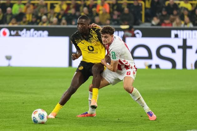 Zweikampf zwischen Serhou Guirassy (Borussia Dortmund, 9) und Eric Martel (1.FC Koeln, 6) GER, Borussia Dortmund gegen 1.FC Koeln, Fussball, 1.Liga, 8.Spieltag, Spielzeit 2025 2026, 25.10.2025 DFL REGULATIONS PROHIBIT ANY USE OF PHOTOGRAPHS AS IMAGE SEQUENCES AND OR QUASI-VIDEO GER, Borussia Dortmund gegen 1.FC Koeln, Fussball, 1.Liga, 8.Spieltag, Spielzeit 2025 2026, 25.10.2025 Dortmund Copyright: xEibner-Pressefoto FrankxZeisingx EP_FZG