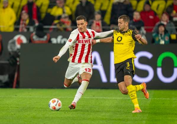 Zweikampf zwischen: Said El Mala (1. FC Koeln, 13) und Waldemar ANTON (Borussia Dortmund, 3) 25.10.2025, Fussball, 1. Bundesliga: Borussia Dortmund - 1. FC Köln in Dortmund, Signal Iduna Park DFL regulations prohibit any use of photographs as image sequences and or quasi-video. Copyright: HMBxMedia xMarcoxBader