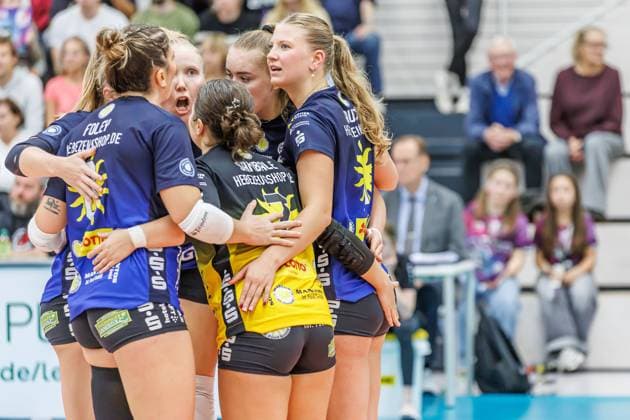 Jubel beim VfB 91 Suhl Lotto Thüringen, 25.10.2025, Erfurt (Deutschland), Volleyball, 1. Bundesliga Frauen, Schwarz-Weiss Erfurt - VfB 91 Suhl Lotto Thüringen