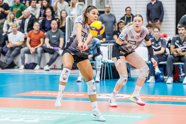 Kinga Szücs (Schwarz-Weiss Erfurt, 10) bei der Ballannahme; rechts Lea Feistritzer (Schwarz-Weiss Erfurt, 8), 25.10.2025, Erfurt (Deutschland), Volleyball, 1. Bundesliga Frauen, Schwarz-Weiss Erfurt - VfB 91 Suhl Lotto Thüringen