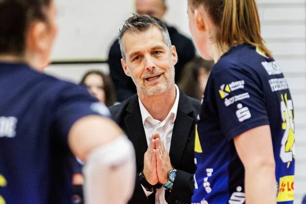 Laszlo Hollosy (Suhl, Trainer); gestikulierend, 25.10.2025, Erfurt (Deutschland), Volleyball, 1. Bundesliga Frauen, Schwarz-Weiss Erfurt - VfB 91 Suhl Lotto Thüringen