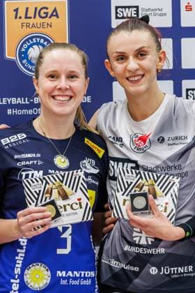 von links: Lara Nagels (Suhl, 3), Isabel Kovacic (Schwarz-Weiss Erfurt, 11); Most Valuable Player, 25.10.2025, Erfurt (Deutschland), Volleyball, 1. Bundesliga Frauen, Schwarz-Weiss Erfurt - VfB 91 Suhl Lotto Thüringen