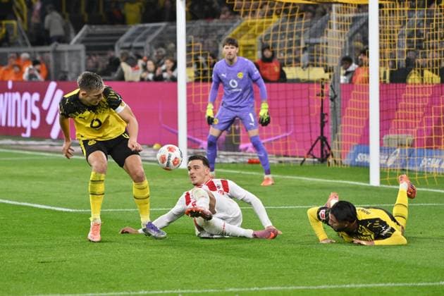 Nico Schlotterbeck (Borussia Dortmund), Said El Mala (1. FC Koeln), Ramy Bensebaini (Borussia Dortmund), v.li. 25.10.2025, Fussball 1. Bundesliga, Saison 2025 2026, 8. Spieltag, Borussia Dortmund - 1. FC Köln DFL regulations prohibit any use of photographs as image sequences and or quasi-video Dortmund Signal Iduna Park Nordrhein Westfalen Deutschland