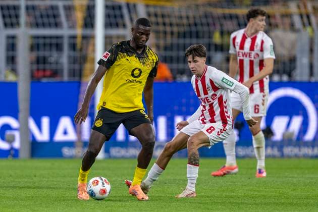 25.10.2025: Fußball: Borussia Dortmund - 1. FC Köln, 8. Spieltag im Signal-Iduna-Park. Serhou Guirassy (Borussia Dortmund) (l) und Denis Huseinbasic (1. FC Köln) kämpfen um den Ball. WICHTIGER HINWEIS: Gemäß den Vorgaben der DFL und des DFB ist es untersagt, in dem Stadion und oder vom Spiel angefertigte Fotoaufnahmen in Form von Sequenzbildern und oder videoähnlichen Fotostrecken zu verwerten bzw. verwerten zu lassen. Copyright: xDavidxInderliedx