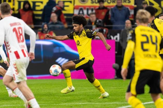 GER, 1. FBL, Borussia Dortmund vs 1.FC Köln 25.10.2025, Signal Iduna Park, Dortmund, GER, 1. FBL, Borussia Dortmund vs 1.FC Köln im Bild: Karim Adeyemi (Borussia Dortmund, 27) Einzelaktion; Ganzkörper Ganzkoerper ; Ball am Fuss;