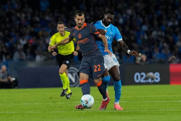 SSC Napoli v FC Internazionale - Serie A Henrikh Mkhitaryan of FC Internazionale competes for the ball with Andre-Frank Zambo Anguissa of SSC Napoli during the Serie A match between SSC Napoli and FC Internazionale at Stadio Diego Armando Maradona Naples Italy on 25 October 2025. Naples Naples Italy  Copyright: xFrancoxRomanox originalFilename:romano-sscnapol251025_npXq0.jpg