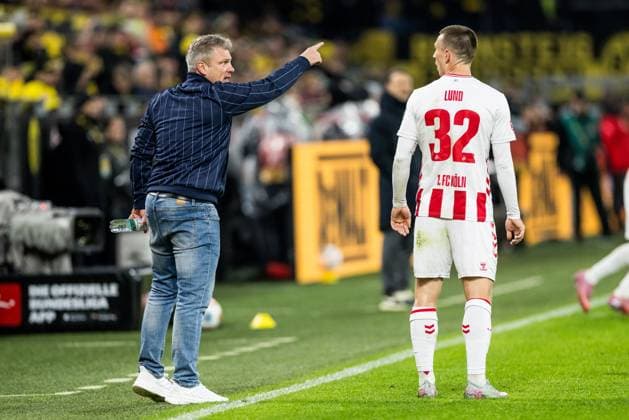 1. Fussball Bundesliga: Borussia Dortmund vs. 1. FC Koeln, 25.10.2025 DORTMUND, GERMANY - OCTOBER 25: Lukas Kwasniok (Head Coach 1. FC Koeln) coaching Kristoffer Lund (1. FC Koeln, 32) during the Bundesliga match between Borussia Dortmund vs. 1. FC Koeln at Signal Iduna Park on matchday 8 of the 1. Fussball Bundesliga on October 25, 2025 in Dortmund, Germany. Copyright: xBEAUTIFULxSPORTS Wunderlx