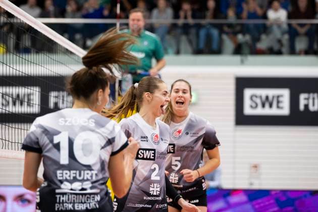 1. Volleyball Bundesliga Frauen: Schwarz-Weiss Erfurt vs. VfB Suhl Lotto Thüringen; Erfurt; 25.10.2025 Jubel, Elizabeth Sandbothe ( 2; Schwarz-Weiss Erfurt) (Bildmitte), Kinga Szücs ( 10; Schwarz-Weiss Erfurt) (vorne) und Emilie Respaut ( 5; Schwarz-Weiss Erfurt) (hinten) 1. Volleyball Bundesliga Frauen: Schwarz-Weiss Erfurt vs. VfB Suhl Lotto Thüringen; Riethsporthalle Erfurt; 25.10.2025 Copyright: xBEAUTIFULxSPORTS Duehringx