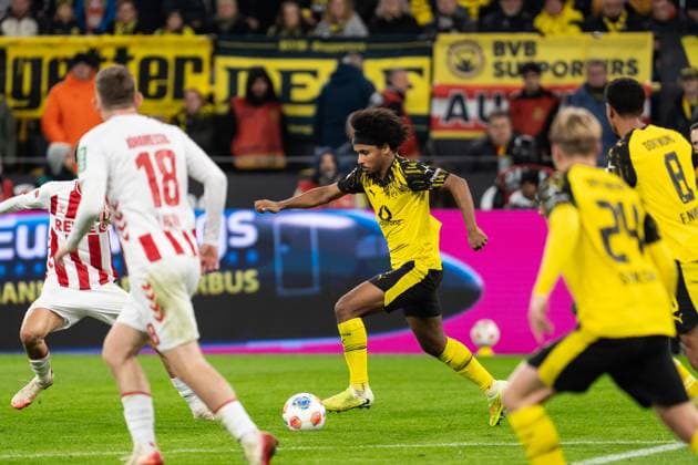 GER, 1. FBL, Borussia Dortmund vs 1.FC Köln 25.10.2025, Signal Iduna Park, Dortmund, GER, 1. FBL, Borussia Dortmund vs 1.FC Köln im Bild: Karim Adeyemi (Borussia Dortmund, 27) Einzelaktion; Ganzkörper Ganzkoerper ; Ball am Fuss;