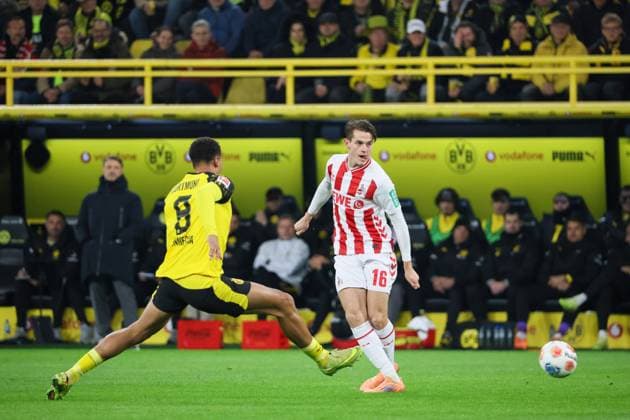 25.10.2025, xfanx, Fussball 1.Bundesliga, Borussia Dortmund - 1.FC Köln v.l. im Zweikampf Felix Nmecha (BVB) und Jakub Kaminski (1. FC Köln) (DFL DFB REGULATIONS PROHIBIT ANY USE OF PHOTOGRAPHS as IMAGE SEQUENCES and or QUASI-VIDEO) Dortmund