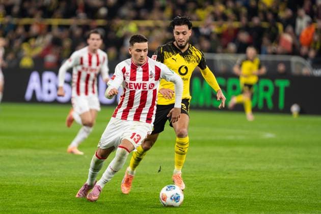 GER, 1. FBL, Borussia Dortmund vs 1.FC Köln 25.10.2025, Signal Iduna Park, Dortmund, GER, 1. FBL, Borussia Dortmund vs 1.FC Köln im Bild: Zweikampf zwischen Said El Mala (1. FC Köln Koeln, 13) und Ramy Bensebaini (Borussia Dortmund, 5)