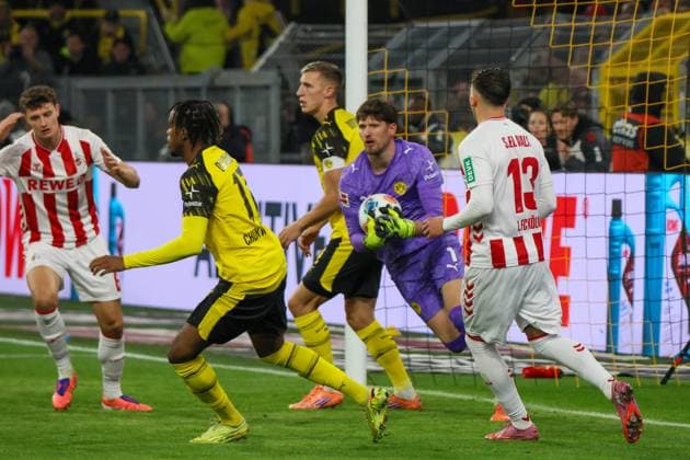 25.10.2025, xfanx, Fussball 1.Bundesliga, Borussia Dortmund - 1.FC Köln v.l. der Vierte Torhüter Gregor Kobel (BVB) hält den Ball und verhindert ein Tor für Köln (DFL DFB REGULATIONS PROHIBIT ANY USE OF PHOTOGRAPHS as IMAGE SEQUENCES and or QUASI-VIDEO) Dortmund