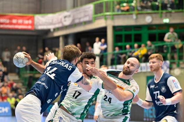 GER, 1.HBL, BHC06, BHC06 - SC DHfK Leipzig 25.10. 2025,Wuppertal ,Unihalle, GER, 1.Liqui Moly HBL, BHC06 - SC DHfK Leipzig 1.Liqui Moly HBL regulations prohibit any use of photographs as image sequences and or quasi-video im Bild Ahmed Moustafa Khairi Nasralla ( SC DHFK Leipzig 17 ) gegen Gerdas Bararskas ( Bergischer HC 14 ).