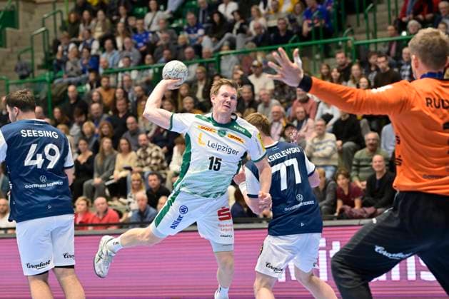 GER, 1.HBL, BHC06, BHC06 - SC DHfK Leipzig 25.10. 2025,Wuppertal ,Unihalle, GER, 1.Liqui Moly HBL, BHC06 - SC DHfK Leipzig 1.Liqui Moly HBL regulations prohibit any use of photographs as image sequences and or quasi-video im Bild Adam Lönn ( SC DHFK Leipzig 15 ) gegen Christopher Rudeck ( BHC 01 ).