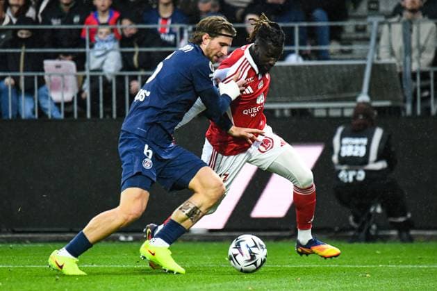 FOOTBALL : Stade Brestois 29 vs Paris Saint Germain - Ligue 1 - JournÃ e 9 - 25 10 2025 Mama Balde (Stade Brestois) Ilya Zabarnyi (Paris SG) BrestFrance  Copyright: xBaptistexAutissierx