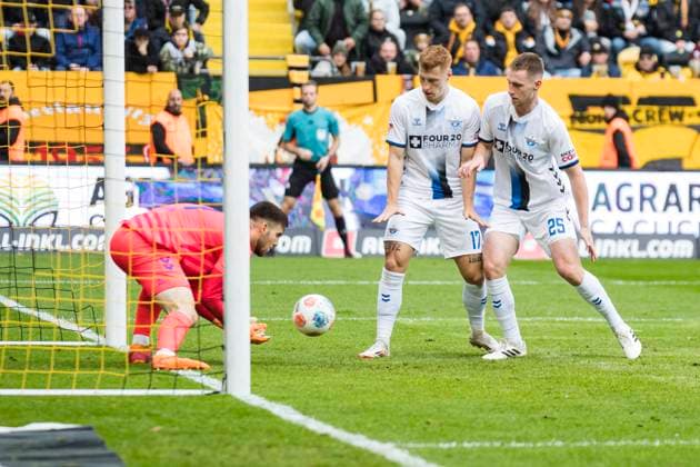 25.10.2025, xomx, Fussball 2.Bundesliga, Dynamo Dresden - SC Paderborn 07 v.l. Dennis Seimen (SC Paderborn 07) hat den Ball. Laurin Curda (SC Paderborn 07), Tjark Scheller (SC Paderborn 07). (DFL DFB REGULATIONS PROHIBIT ANY USE OF PHOTOGRAPHS as IMAGE SEQUENCES and or QUASI-VIDEO) Dresden