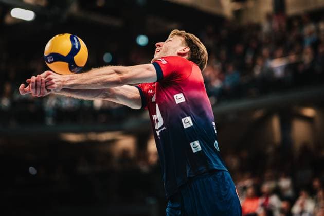 VBL: SVG Lüneburg vs. cerebricks Volley Goats Mitteldeutschland, 25.10.205 Daniel Gruvaeus (SVG Lüneburg, 2) nimmt den Ball an; Volleyball Bundesliga, 2. Spieltag: SVG Lüneburg vs. cerebricks Volley Goats Mitteldeutschland am 25.10.2025 in der LKH-Arena, Lüneburg Copyright: xBEAUTIFULxSPORTS Tonhäuserx
