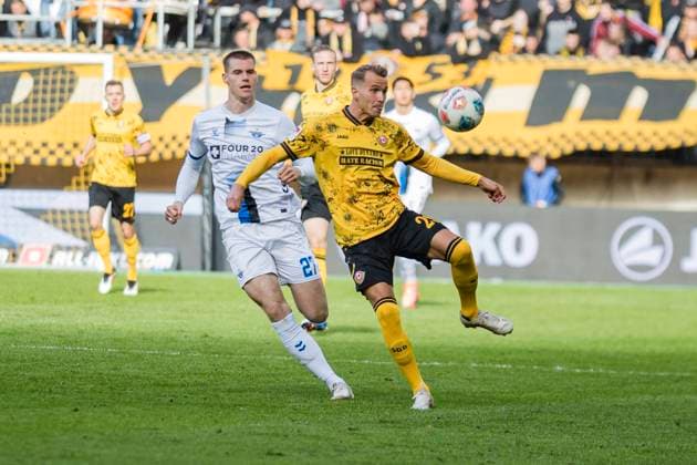 25.10.2025, xomx, Fussball 2.Bundesliga, Dynamo Dresden - SC Paderborn 07 v.l. Lukas Böder (Dynamo Dresden) am Ball im Zweikampf mit Steffen Tigges (SC Paderborn 07) (DFL DFB REGULATIONS PROHIBIT ANY USE OF PHOTOGRAPHS as IMAGE SEQUENCES and or QUASI-VIDEO) Dresden