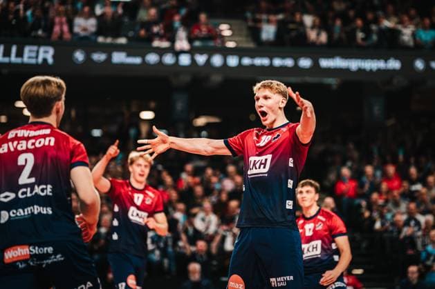 VBL: SVG Lüneburg vs. cerebricks Volley Goats Mitteldeutschland, 25.10.205 Axel Larsen (SVG Lüneburg, 18) jubelt; Volleyball Bundesliga, 2. Spieltag: SVG Lüneburg vs. cerebricks Volley Goats Mitteldeutschland am 25.10.2025 in der LKH-Arena, Lüneburg Copyright: xBEAUTIFULxSPORTS Tonhäuserx