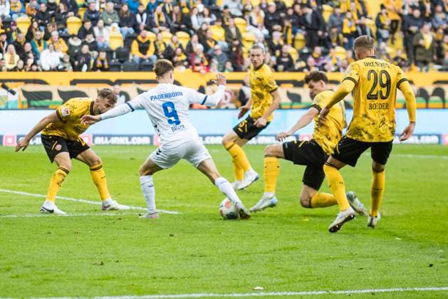 25.10.2025, xomx, Fussball 2.Bundesliga, Dynamo Dresden - SC Paderborn 07 v.l. Nick Bätzner (SC Paderborn 07), Alexander Rossipal (Dynamo Dresden) am Ball. (DFL DFB REGULATIONS PROHIBIT ANY USE OF PHOTOGRAPHS as IMAGE SEQUENCES and or QUASI-VIDEO) Dresden
