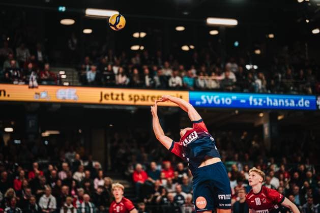 VBL: SVG Lüneburg vs. cerebricks Volley Goats Mitteldeutschland, 25.10.205 Santeri Välimaa (SVG Lüneburg, 12) mit dem Zuspiel; Volleyball Bundesliga, 2. Spieltag: SVG Lüneburg vs. cerebricks Volley Goats Mitteldeutschland am 25.10.2025 in der LKH-Arena, Lüneburg Copyright: xBEAUTIFULxSPORTS Tonhäuserx